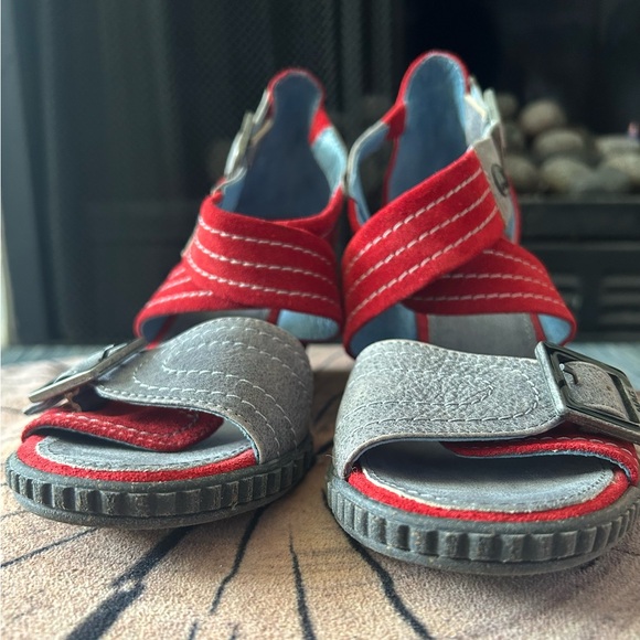 MAG Size 6.5 Red and Grey Wedge Sandals - Picture 4 of 8